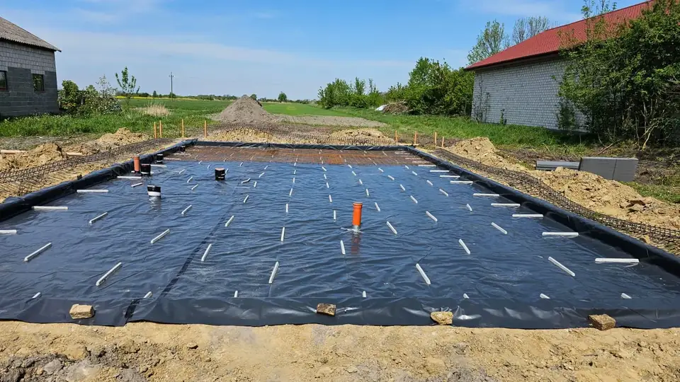 Folia i dystanse przygotowane pod zbrojenie płyty fundamentowej