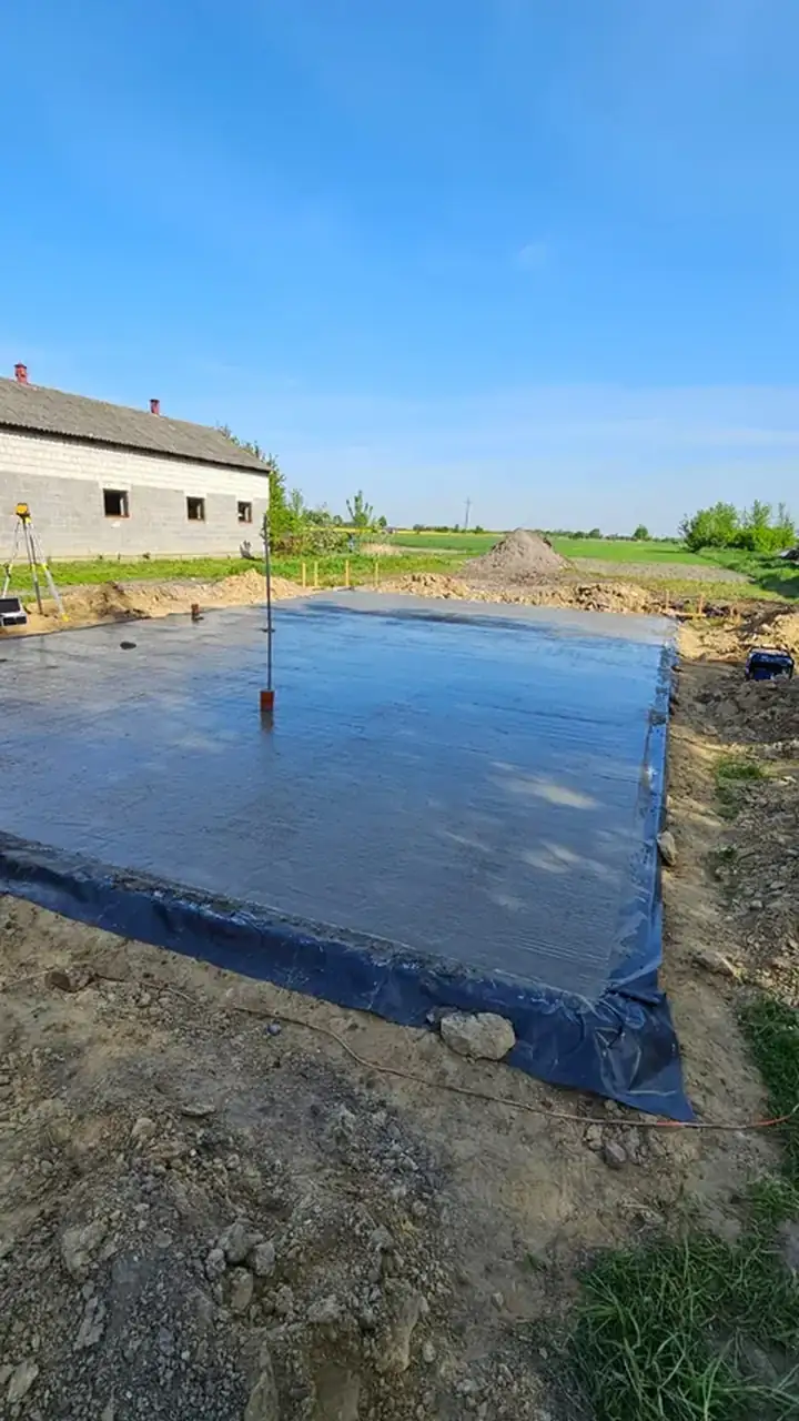 Pielęgnacja betonu – płyta fundamentowa przykryta folią
