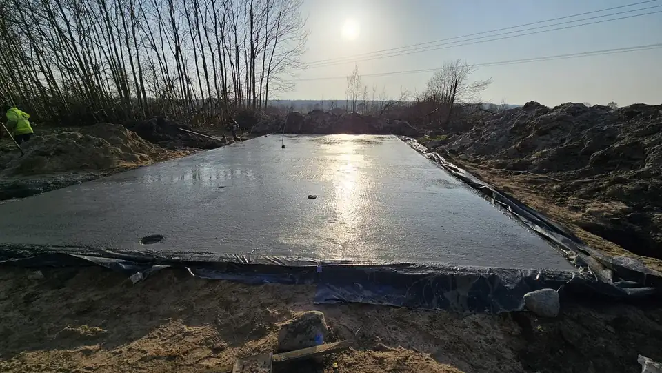 Płyta fundamentowa zaraz po betonowaniu – Sianów