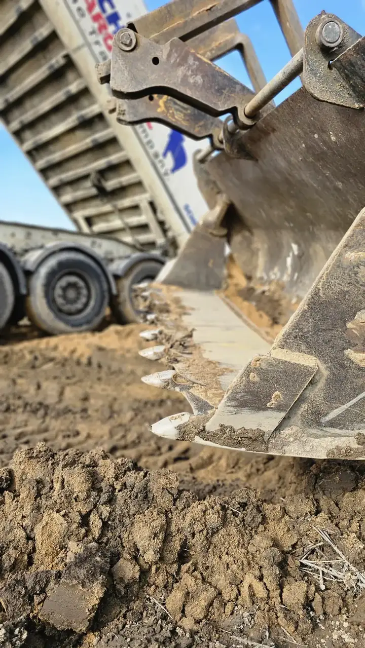 Rozładunek kruszywa na podsypkę pod płytę fundamentową